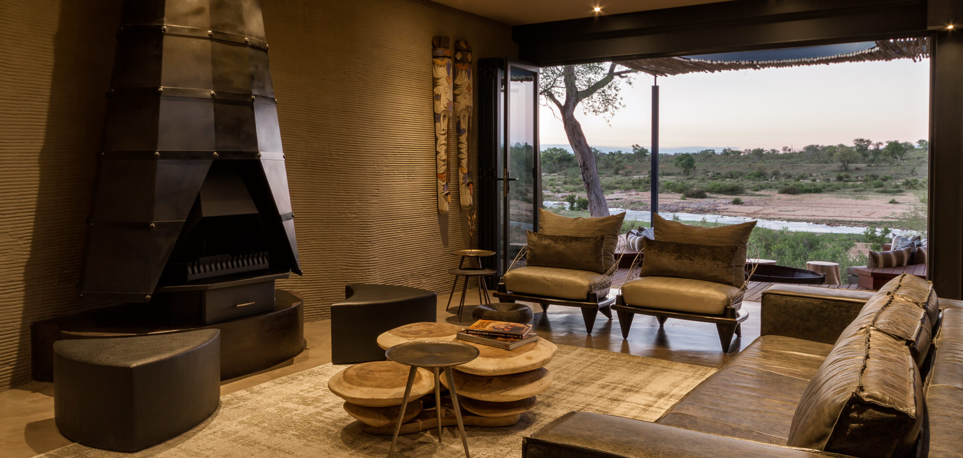 N'Wambu Lodge public lounge area